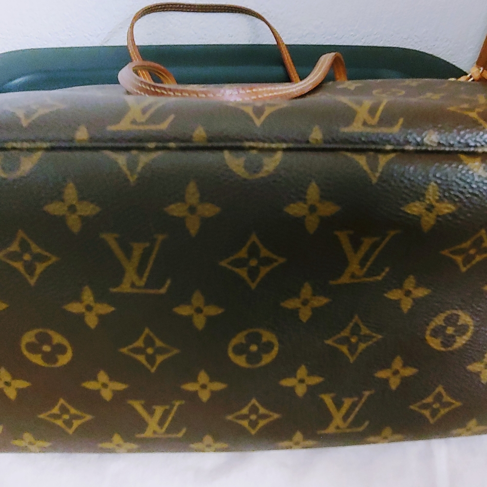 Louis Vuitton MM Hobo Bag - Picture 2 of 5